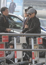 组图：林志颖与妻挽手秀恩爱 Kimi安静萌态十足