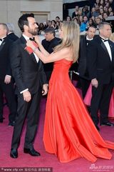 组图：安妮斯顿红裙大气 和男友贾斯汀秀恩爱