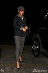 组图：蕾哈娜洛杉矶录音休闲风红唇欲滴