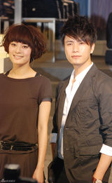 高清图：孙俪上海摩登代言 健康达人笑举V字手势