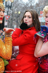 幻灯图：安妮-海瑟薇获称年度女性 夸张扮可爱花朵