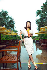 组图：徐黛妮白领风写真大片 述足球宝贝的困扰