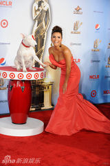 组图：伊娃-朗格利亚低胸礼服亮相 展露好身材