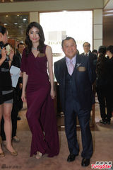 组图：陈慧琳酒红长裙亮相优雅妩媚