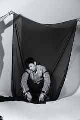 组图：吴奇隆《魅力先生》展型男黑白大片