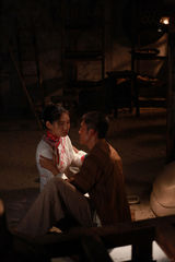 组图：《秀秀》曝吻戏剧照 秋瓷炫张博含情脉脉