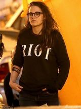 组图：暮光女现身万圣节公园 没精打采两眼无神