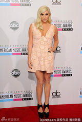 组图：钱妞Ke$Ha白色镂空裙亮相红毯 妆容清丽