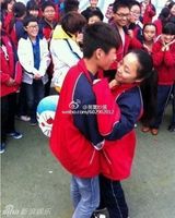 组图：初中生操场当众求爱接吻 同学鼓掌围观