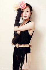 组图：杨蓉清新写真妆容精致 俏皮公主笑容甜美