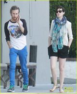 组图：海瑟薇与老公外出用餐 休闲热裤秀美腿