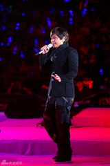 高清图：王杰北京开个唱 跪谢观众现场气氛热烈