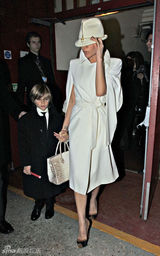 幻灯图集：维多利亚一身白衣 带两儿子看音乐剧