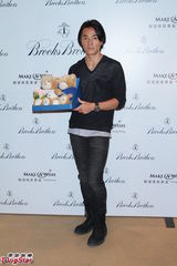 组图：郑伊健亮相慈善与小朋友互动