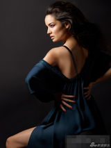 组图：邦女郎玛尔洛泳装大片 大秀深沟妩媚诱人