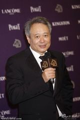 组图：金马后台章子怡吻奖杯 蔡明亮李康生合体