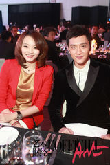 组图：冯绍峰杨幂大方亮相 同台为艺术家颁奖