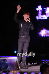 组图：JYJ组合首尔激情开唱 劲歌18首台下疯狂