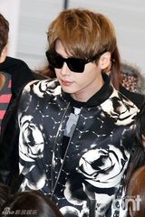 组图：李钟硕穿花夹克 与中国粉丝共度情人节