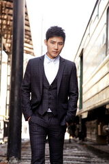 组图：高凯元拍夏日时尚大片 显男人绅士与性感