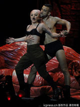 组图：Gaga百变魔女骚味浓 渔网袜秀浑圆翘臀