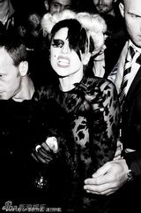 组图：Gaga豹纹透视装亮相巴黎 龇牙咧嘴不改雷劲