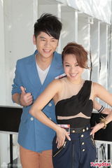 组图：官恩娜与男友吉他传情 赞朱莉切乳房防癌