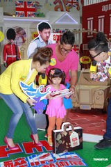 组图：薛凯琪送父亲护肤品 曝杜汶泽美国养病