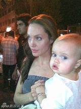 幻灯图集：皮特夫妇携双胞胎约旦街头买冰激淋