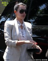 组图：金-卡戴珊黑超遮面衣着时尚干练