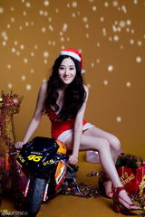 组图：张舒媛全新出发拍写真 圣诞大片展露可爱童真