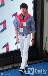 组图：少时SHINee李玹雨等捧场时装上市活动