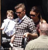 组图：贝克汉姆携可爱女儿为爱妻维多利亚庆生