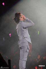 高清图：郑伊健个唱感谢蒙嘉慧 四度返场唱到哭