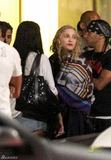 组图：麦当娜与男友度假表情严肃 其女热裤秀美腿