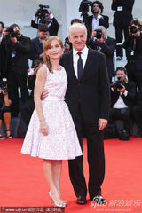 组图：《睡美人》首映 影后于佩尔清纯白裙装嫩