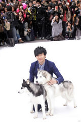 组图：林俊杰牵狗办握手拍照会 承认公司下禁爱令