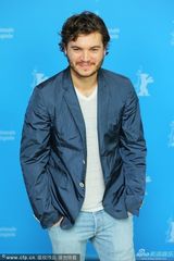 组图：《雪崩王子》发布 主演勾肩搭背哥俩好