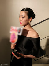 组图：马苏优雅亮相活动 抹胸裙扮靓大秀香肩