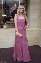 组图：克里斯汀-邓斯特粉红格子裙现身精品秀