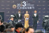组图：北京电影节闭幕 主持人为地震同胞默哀