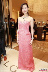 组图：李嘉欣粉裙亮相上围缩水 怕成师奶戒韩剧