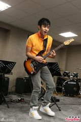 组图：刘子千将开演唱会 搞怪刷吉他