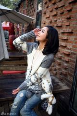 组图：张馨心可爱毛衫街拍展现简约清新范儿