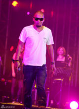 组图：张震岳北京演唱会秀胸肌穿短裙