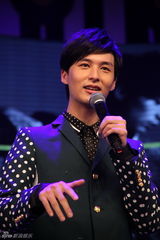 组图：严爵新辑发布会汗腺失灵 脱妆露出好皮肤