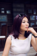 组图：刘涛街拍御姐造型享受悠闲时光