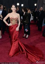 组图：奥利维亚-穆恩大红刺绣礼服显东方韵味