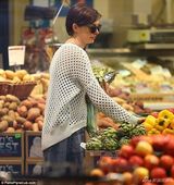 组图：海瑟薇现身超市买蔬菜 一脸严肃心情欠佳