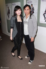 组图：周慧敏助阵黄凯芹个唱 曝对方不会用手机